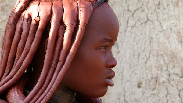 Comment découvrir les traditions des tribus Himba en Namibie : visites et immersions culturelles ?
